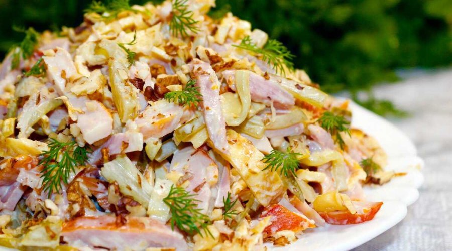 5 лучших салатов с копчёной курицей: простые и ароматные