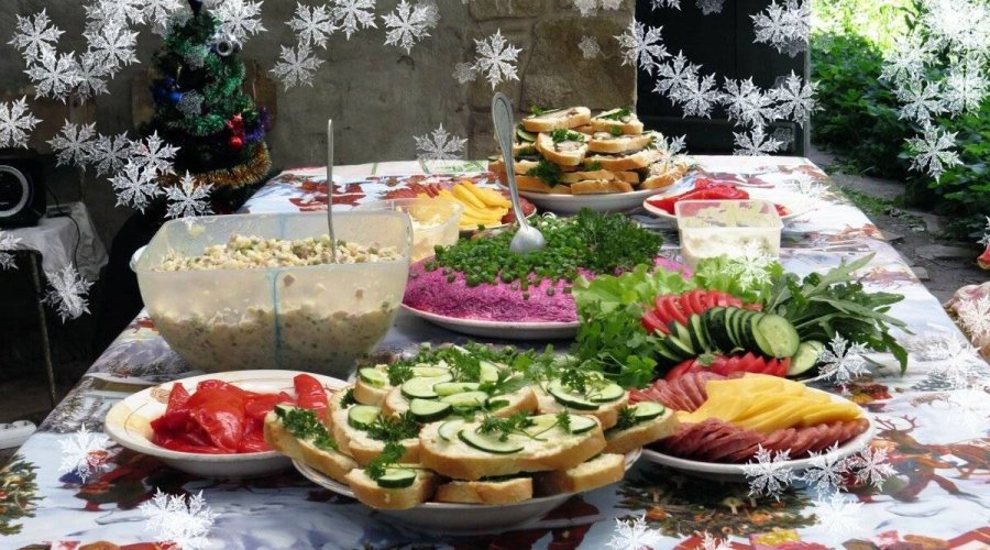 Бюджетные рецепты новогодних блюд: праздничный стол без лишних затрат