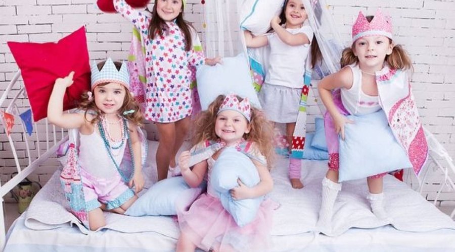 Детская пижамная вечеринка: идеи организации, игры и тематические пижамы