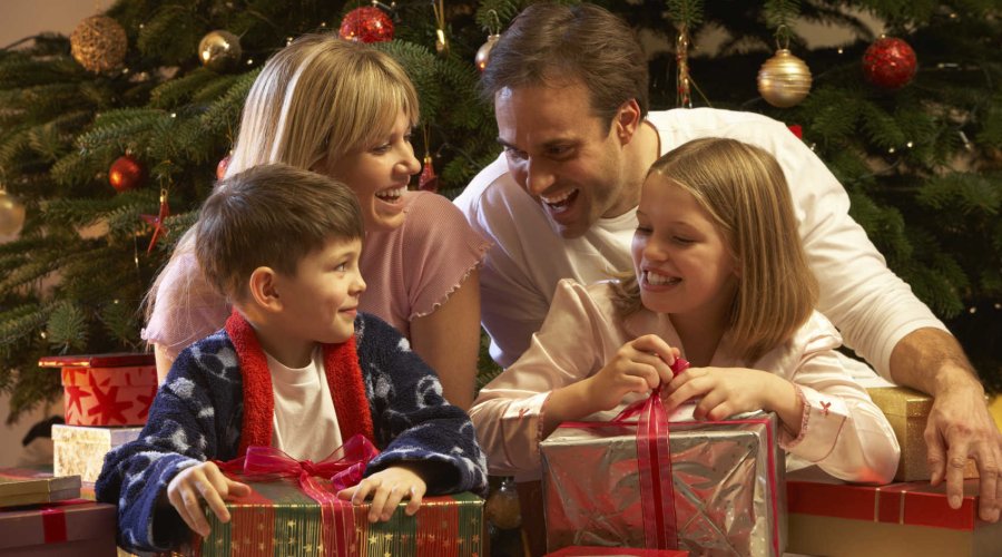 Детям, родителям, друзьям: оригинальные и полезные подарки на Рождество