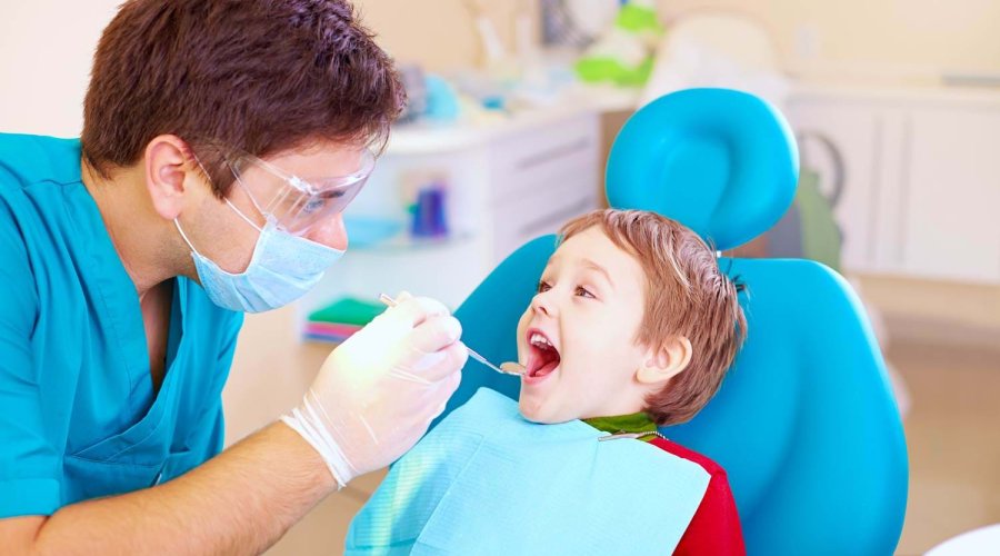 Почему первый визит к детскому стоматологу так важен?