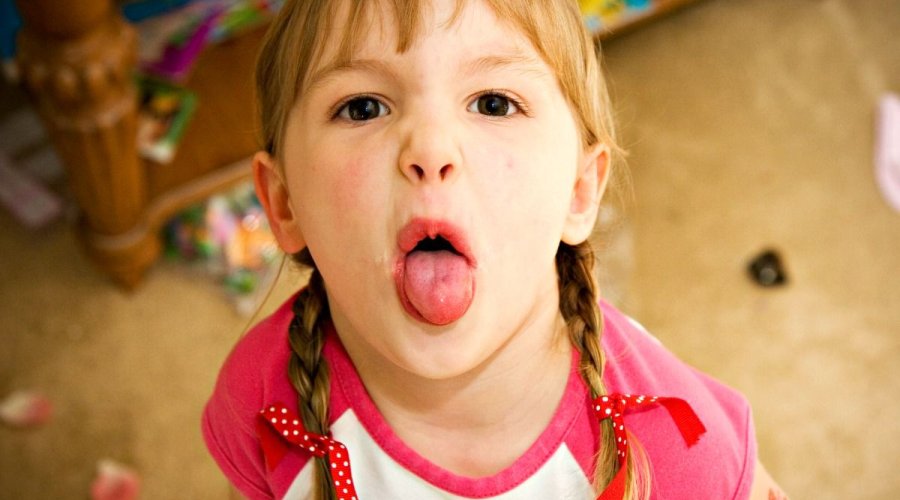 Ребенок с открытым ртом: что это означает и когда нужно обратить внимание?