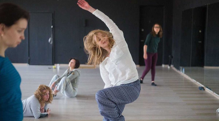 Танцевально-двигательная терапия: как танцы помогают освободиться от стресса и улучшить здоровье